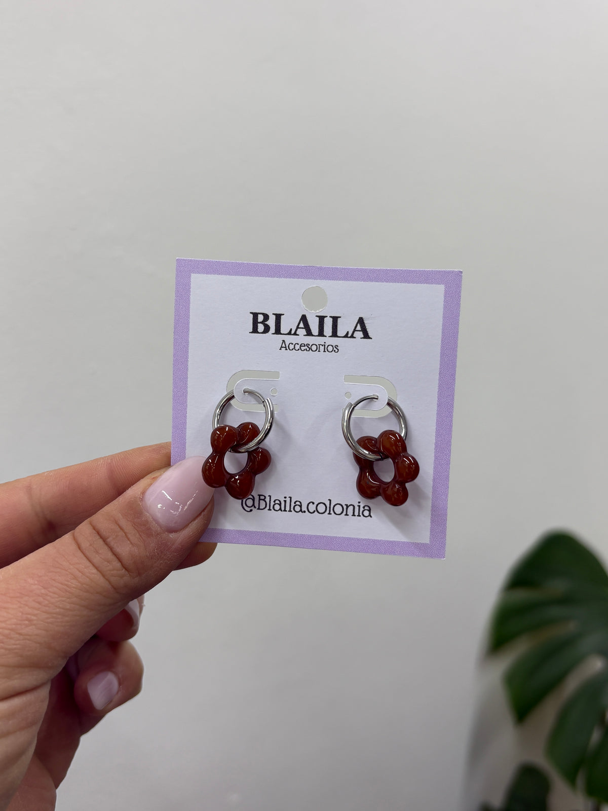 Aros plateados + flor bordo