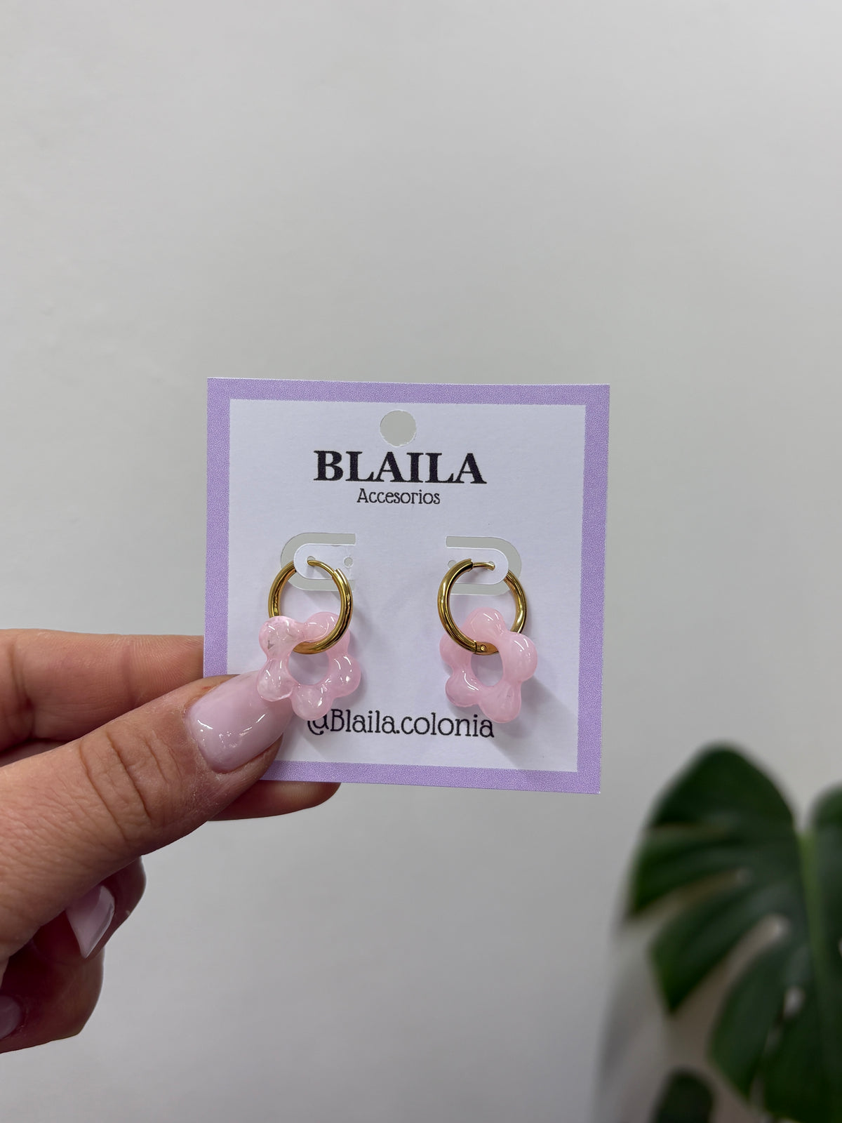 Aros dorados + flor rosa