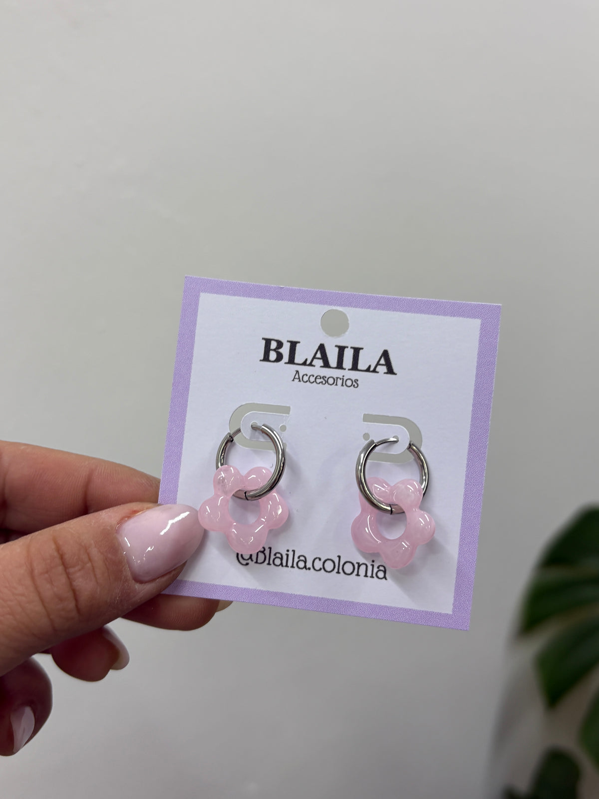Aros plateados + flor rosa